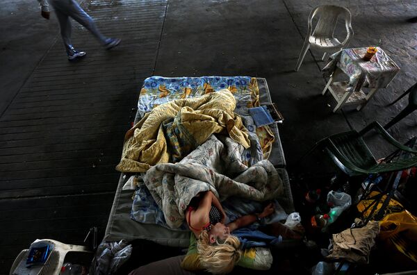 بی خانمان ۴۲ ساله، معتاد سابق و مبتلا با ایدز زیر پلی در مرکز آتن خوابیده است. سال ۲۰۰۹ - اسپوتنیک ایران  