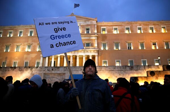 شرکت کننده در اعتراضات برای حمایت از دولت جدید در یونان سال ۲۰۱۵ - اسپوتنیک ایران  