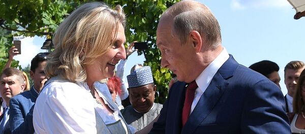 رقص ولادیمیر پوتین با کارین کنایسل وزیر خارجه اتریش رقص ولادیمیر پوتین با کارین کنایسل وزیر خارجه اتریش - اسپوتنیک ایران