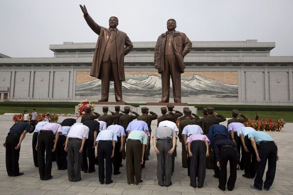 تعظیم در مقابل مجسمه رهبران کره شمالی - اسپوتنیک ایران  