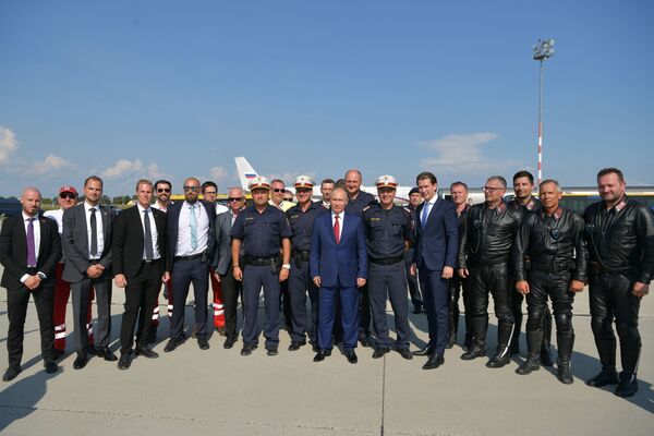 ولادیمیر پوتین رئیس جمهور روسیه و صدراعظم اتریش سباستین کورتس در فرودگاه گراتس - اسپوتنیک ایران  