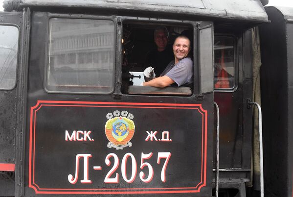 راننده قطار گردشگری «روسیه امپراطوری»در بزرگراه ترانس سیبری - اسپوتنیک ایران  