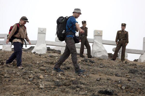 گردشگران خارجی در  راه رسیدن به کوه مقدس «پکتو» کره شمالی - اسپوتنیک ایران  
