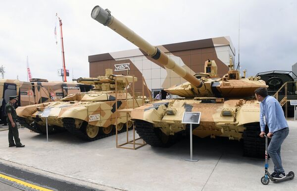 خودروی پشتیبان تانک «ترمیناتور» (سمت چپ) و تانک «ت-90آ» روسی در نمایشگاه بین المللی نظامی -فنی «آرمیا-2018» روسیه - اسپوتنیک ایران  