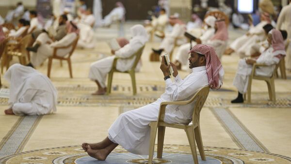 Мусульмане читают Коран во время рамадана - اسپوتنیک ایران  