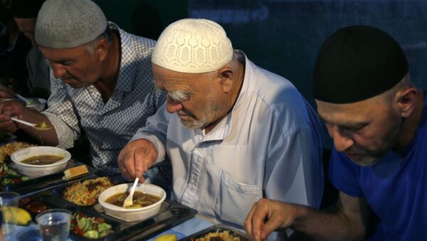 مسلمانان در زمان افطار در  مسجد کبیر جامی سیمفروپل - اسپوتنیک ایران  