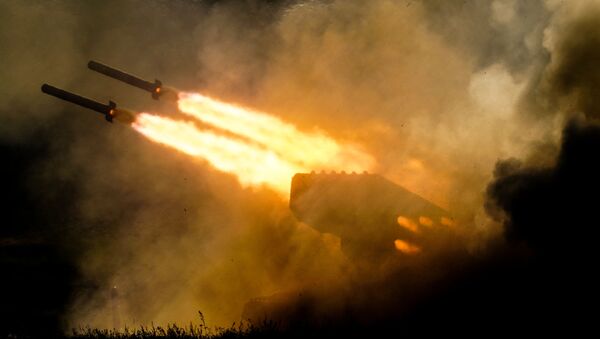 شلیک موشک از پرتابگر چند گانه روسی+ویدیو - اسپوتنیک ایران  