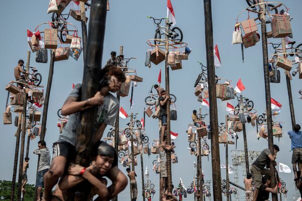 شرکت کنندگان فستیوال بالا رفتن از ستون در جاکارتا - اسپوتنیک ایران  
