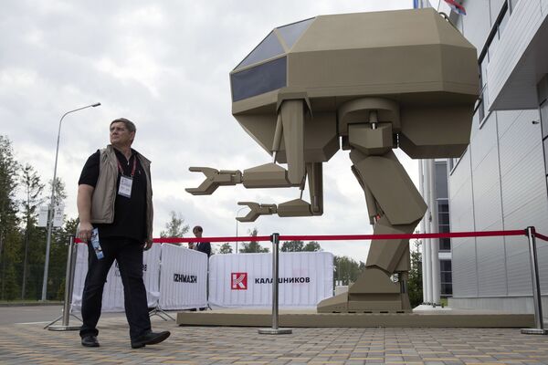 ربات قابل هدایت در مراسم اختتامیه نمایشگاه نظامی -فنی «آرمیا-2018» مسکو - اسپوتنیک ایران  
