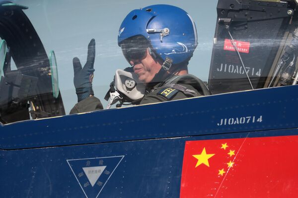 خلبان جنگنده چینی در نمایشگاه نظامی -فنی «آرمیا-2018» مسکو - اسپوتنیک ایران  