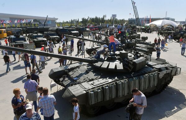 بازدیدکنندگان در کنار تانک «ت-72» در نمایشگاه نظامی -فنی «آرمیا-2018» مسکو - اسپوتنیک ایران  