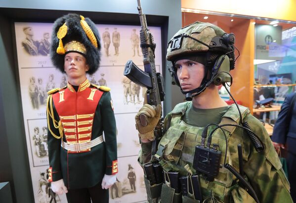 لباس های حفاظتی در نمایشگاه نظامی -فنی «آرمیا-2018» مسکو - اسپوتنیک ایران  