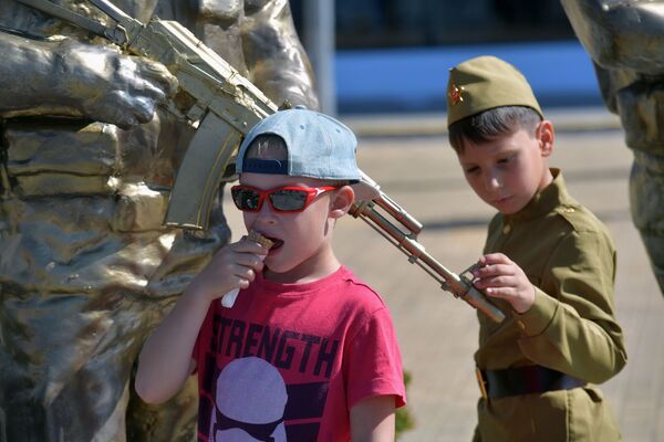 بچه ها در نمایشگاه نظامی -فنی «آرمیا-2018» مسکو - اسپوتنیک ایران  