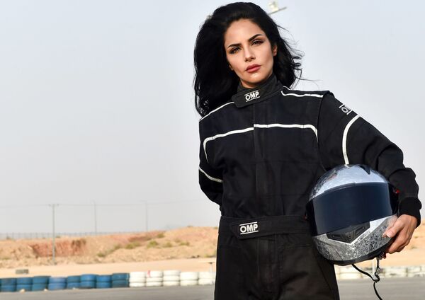 راننده رانا آلمیمونی از عربستان سعودی در حومه الریاض در مسابقات اتومبیل رانی شرکت می کند - اسپوتنیک ایران  