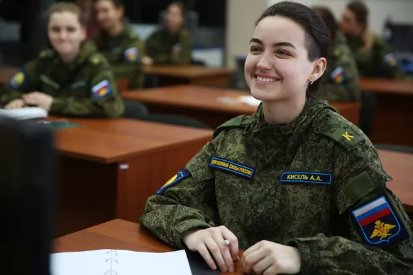 Девушки-курсанты на занятиях в Краснодарском высшем военном авиационном училище летчиков имени Героя Советского Союза А. К. Серова Девушки-курсанты на занятиях в Краснодарском высшем военном авиационном училище летчиков имени Героя Советского Союза А. К. Серова - اسپوتنیک ایران