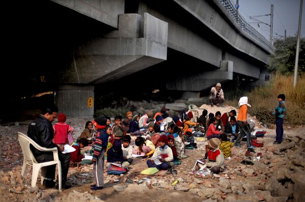 کودکان در کلاس درس زیر پل راه آهن در هند - اسپوتنیک ایران  
