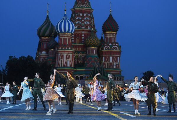 رقاصان در مراسم افتتاحیه فستیوال موسیقی نظامی «اسپاسکایا باشنیا» در میدان سرخ مسکو - اسپوتنیک ایران  