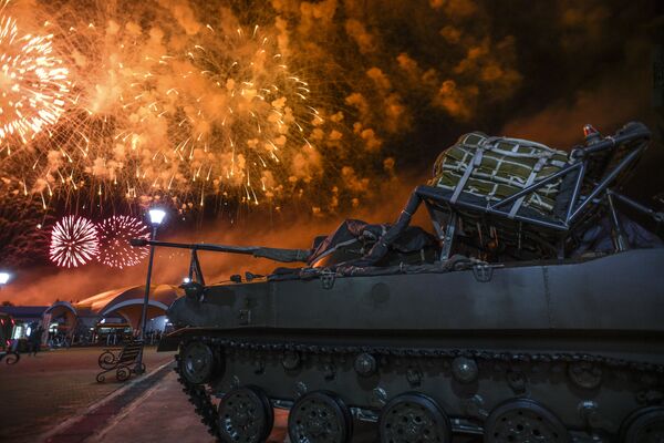 آتش بازی در مراسم اختتامیه بازی های بین المللی نظامی در اطراف مسکو - اسپوتنیک ایران  