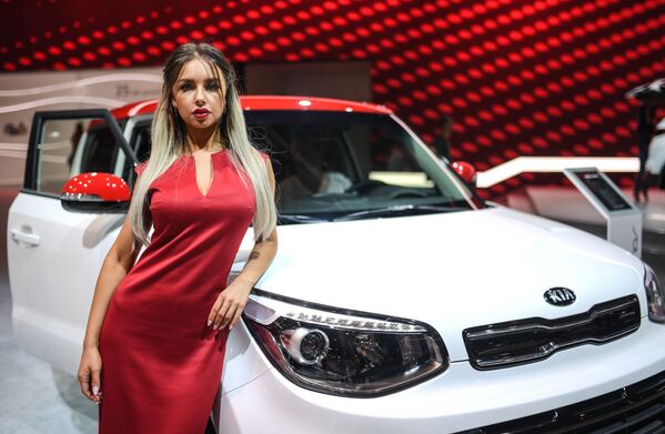 مدل و اتومبیل کمپانی KIA در نمایشگاه بین المللی اتومبیل مسکو - اسپوتنیک ایران  