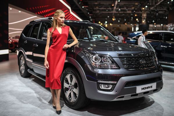 مدل و اتومبیل کمپانی KIA  در نمایشگاه بین المللی اتومبیل مسکو - اسپوتنیک ایران  