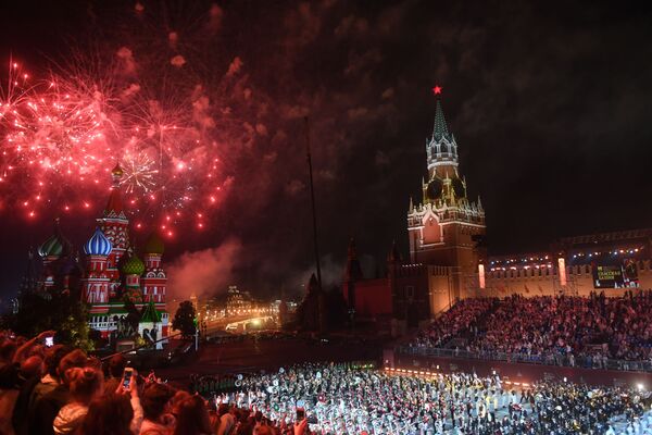 آتشبازی مراسم اختتامیه جشنواره موزیکال « برج اسپاسکی» در میدان سرخ مسکو - اسپوتنیک ایران  