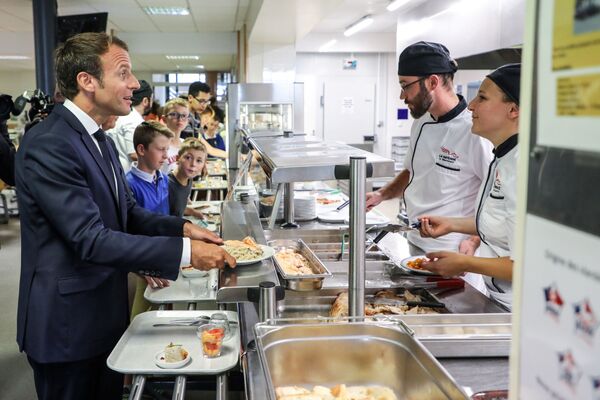 امانوئل مکرون رئیس جمهور فرانسه در غذاخوری مدرسه - اسپوتنیک ایران  