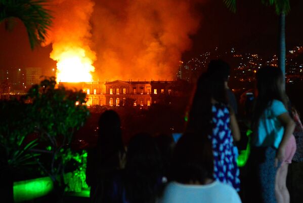 آتش سوزی موزه ملی برزیل در ریو د ژانیرو - اسپوتنیک ایران  