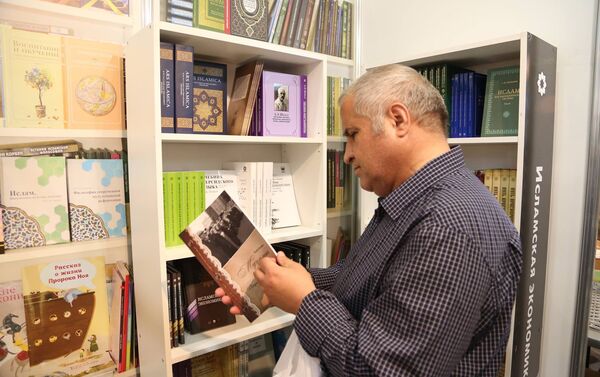 بازدید مشتریان روس از غرفه کتابهای ایرانی - اسپوتنیک ایران  