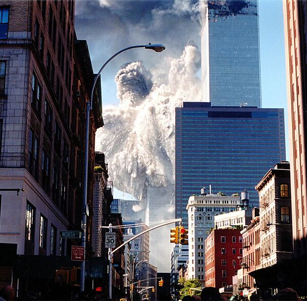 برج جنوبی مرکز تجارت جهانی در زمان سقوط 11 سپتامبر 2001 در نیویورک - اسپوتنیک ایران  