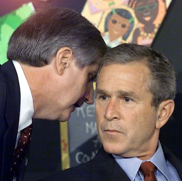 رئیس دفتر ریاست جمهوری اندرو کارد ، ملاقات صبح رئیس جمهور آمریکا جرج بوش را قطع  می کند و خبر حمله تروریستی را به وی می دهد - اسپوتنیک ایران  