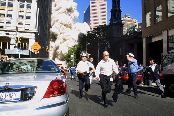 پلیس ها و عابران در زمان سقوط برج مرکز تجارت جهانی در تاریخ 11 سپتامبر 2001 - اسپوتنیک ایران  