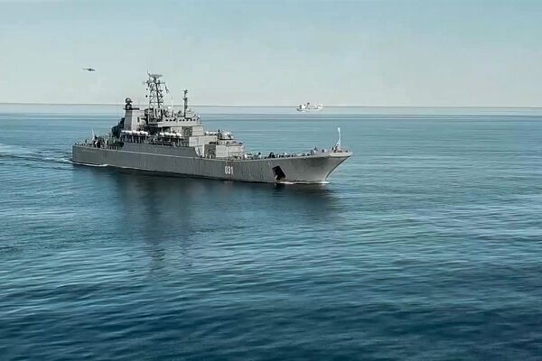 کشتی های عظیم الکساندر آتراکوفسکی 775 در ساحل دریای چوکچی- رزمایش نظامی شرق 2018 - اسپوتنیک ایران  