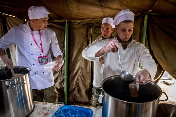 آشپزان در حین تهیه غذا در رزمایش نظامی شرق 2018 - اسپوتنیک ایران  