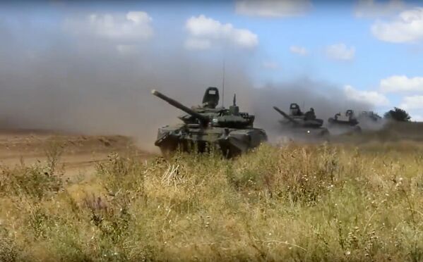 حمله تانک‌ها آشپزان در رزمایش نظامی شرق 2018 - اسپوتنیک ایران  