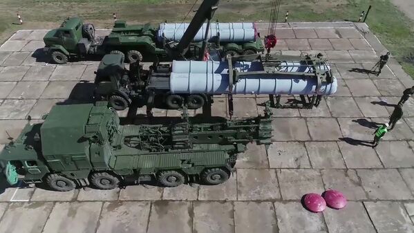 شارژر سیستم موشکی اس-300 در رزمایش شرق 2018 - اسپوتنیک ایران  