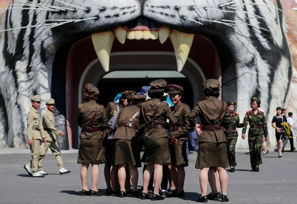 دختران نظامی در  مقابل در ورودی باغ وحش پیونگ یانگ - اسپوتنیک ایران  