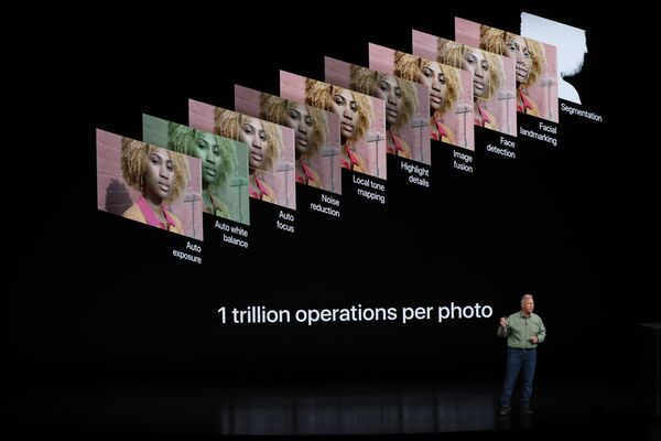 فیلیپ شیلر مدیر ارشد بازاریابی شرکت اپل در مراسم رونمایی از گوشی های هوشمند جدید آیفون - اسپوتنیک ایران  