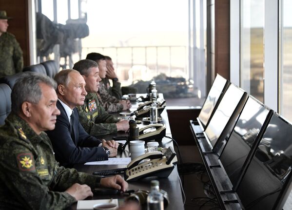 Президент РФ Владимир Путин наблюдает за ходом военных маневров российских, монгольских и китайских вооруженных сил Восток-2018 с командного пункта на полигоне Цугол - اسپوتنیک ایران  