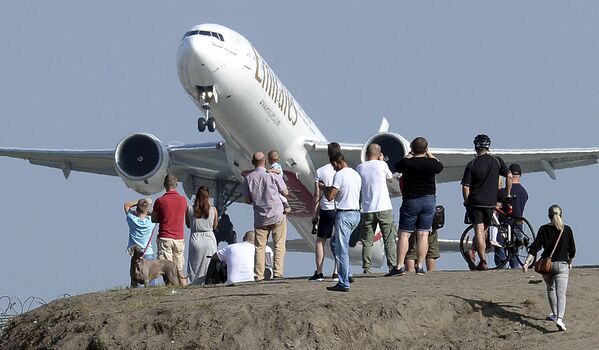 مردم در نظاره پرواز هواپیما از فرودگاه ورشو لهستان - اسپوتنیک ایران  