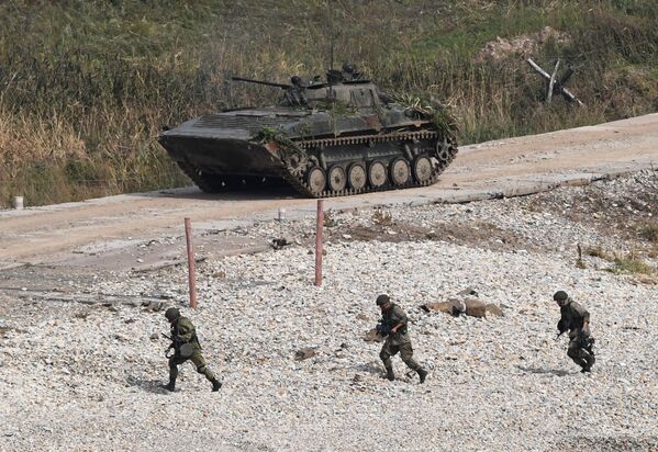 نیروهای نظامی در ساحل میس کلرکا در حین رزمایش  شرق 2018 - اسپوتنیک ایران  