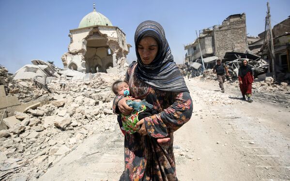 زن عراقی به همراه فرزندش در موصل - اسپوتنیک ایران  
