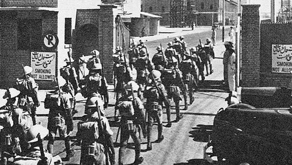 ورود سربازان ارتش بریتانیا به پالایشگاه آبادان در جهان اشغال ایران در جنگ جهانی دوم، شهریور ۱۳۲۰ - اسپوتنیک ایران  
