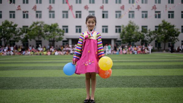 دختر 9 ساله رقاص در پیونگ یانگ و دختر 10 ساله ای از کره جنوبی در هفته مد سئول - اسپوتنیک ایران  