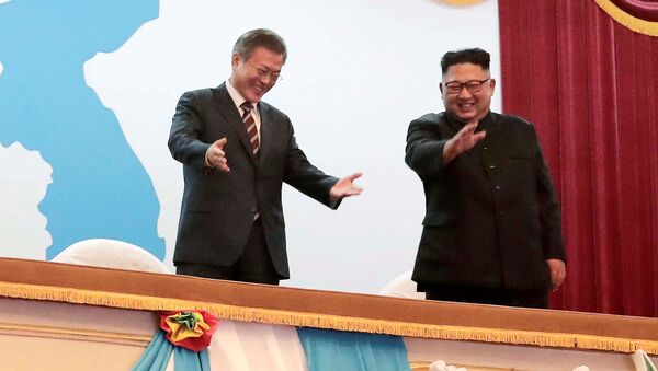 رهبران کره شمالی و کره جنوبی در تئاتر بزرگ پیونگ یانگ، کره شمالی - اسپوتنیک ایران  