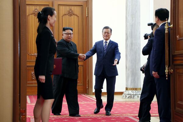 رهبر کره شمالی و رئیس جمهور کره جنوبی برای امضای توافق مشترک در پیونگ یانگ، کره شمالی - اسپوتنیک ایران  