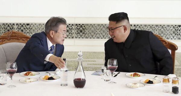 رئیس جمهور کره جنوبی و رهبر کره شمالی در رستوران « اکریو گوان» پیونگ یانگ - اسپوتنیک ایران  