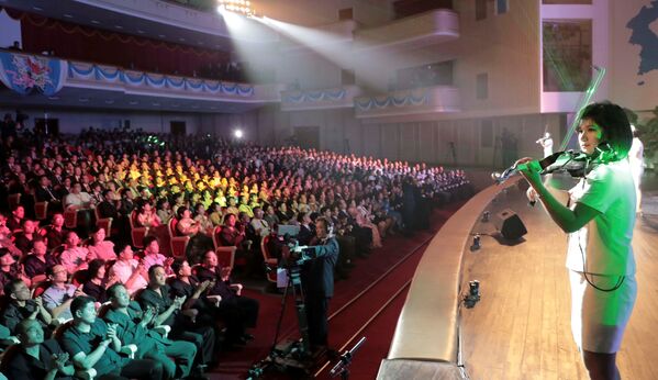اجرای هنرمندان در مقابل میهمانان عالی رتبه در تئاتر بزرگ پیونگ یانگ - اسپوتنیک ایران  