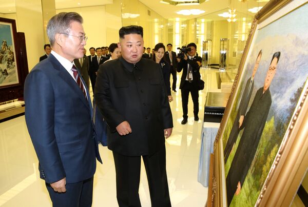 رهبران کره شمالی و کره جنوبی  قبل از مراسم پذیرایی در پیونگ یانگ، کره شمالی - اسپوتنیک ایران  