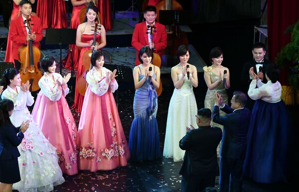 رهبران کره شمالی و کره جنوبی  و همسرانشان در تئاتر بزرگ در پیونگ یانگ، کره شمالی - اسپوتنیک ایران  