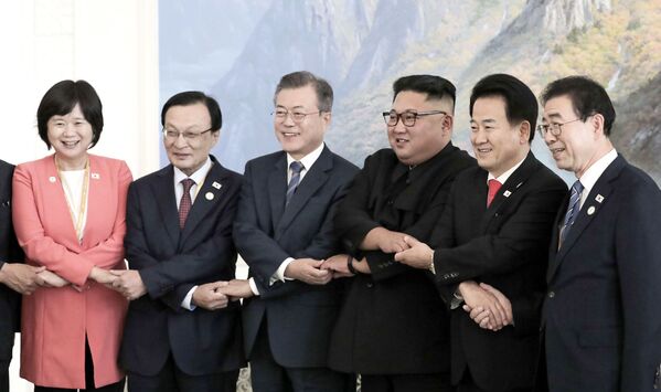 رهبران کره شمالی و کره جنوبی در پیونگ یانگ، کره شمالی - اسپوتنیک ایران  